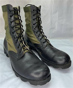 {{productViewItem.photos[photoViewList.activeNavIndex].Alt || productViewItem.photos[photoViewList.activeNavIndex].Description || 'Ботинки &quot;Panama Sole Jungle Boots&quot; Б/У (44 р-р)'}}