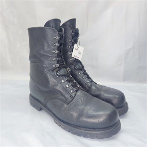 {{productViewItem.photos[photoViewList.activeNavIndex].Alt || productViewItem.photos[photoViewList.activeNavIndex].Description || 'Ботинки Немецкие с подошвой &quot;Vibram&quot; Б/У (44р-р.)'}}